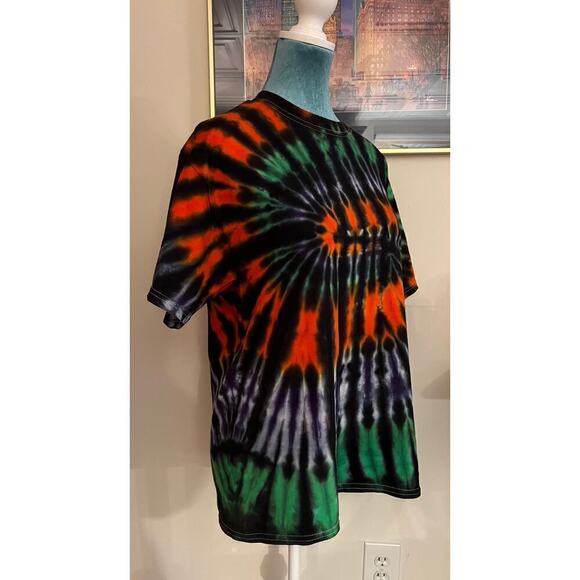 Gorgeous tie-dyed T-shirt. Excellent fall colors. - Picture 2 of 4